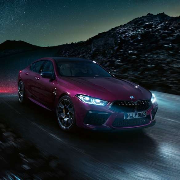 BMW M8 Competition Gran Coupé, vista de tres cuartos del frontal. BMW M8 Competition Gran Coupé F93 2020 BMW Individual Ametrin metalizado, vista de tres cuartos del frontal