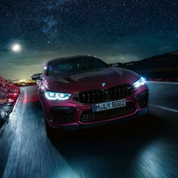 BMW M8 Competition Gran Coupé, vista frontal, en circulación El deportivo de lujo BMW M8 Competition Gran Coupé F93 2020, BMW Individual Ametrin metalizado, vista frontal, en circulación