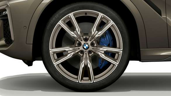 BMW X6 M50i SUV centrado en las llantas de aleación ligera. BMW X6 M50i SUV, exterior centrado en las llantas de aleación ligera.