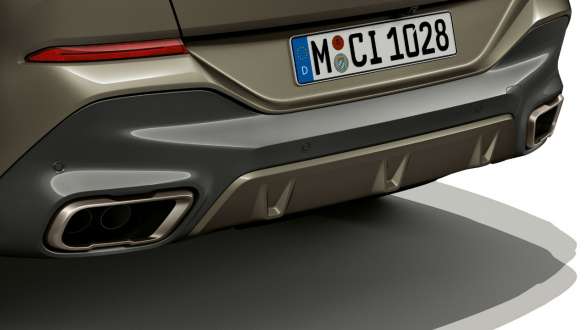 BMW X6 M50i, zaga con sistema de escape deportivo M BMW X6 M50i, detalle de la zaga centrado en el sistema de escape deportivo M.