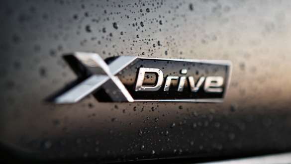BMW X6 M50i con sistema BMW xDrive BMW X6 M50i con sistema inteligente de tracción a las cuatro ruedas BMW xDrive