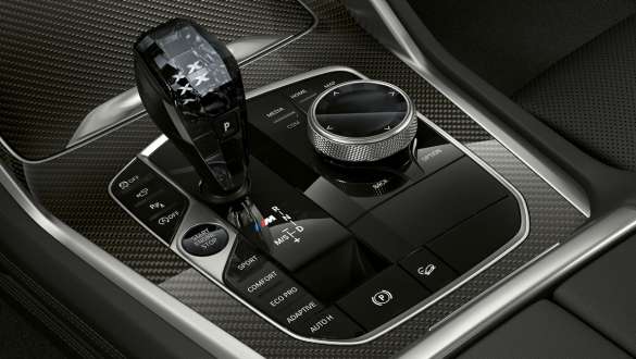 BMW X6 M50i, palanca de cambio con distintivo “M” G06 Detalle del BMW X6 M50i interior, palanca de cambio con distintivo “M” G06