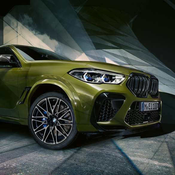 Diseño exterior BMW X6 M Competition Diseño exterior BMW X6 M Competition F96 2020 Pintura Especial BMW Individual Urban Green SUV, vista de tres cuartos del frontal