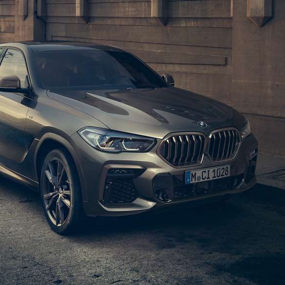 BMW X6 M50i con motor de gasolina de 8 cilindros BMW M Power Turbo BMW X6 M50i con motor de gasolina de 8 cilindros BMW M Power Turbo G06 Manhattan metalizado, vista de tres cuartos del lateral