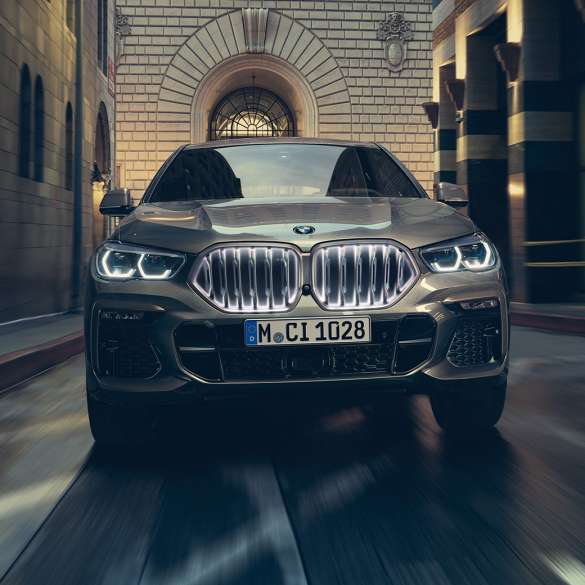 BMW X6 M50i con motor de gasolina BMW M Power Turbo BMW X6 M50i con motor de gasolina BMW M Power Turbo G06 Manhattan metalizado, vista frontal