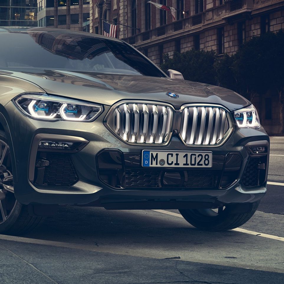 BMW X6 M50i BMW X6 M50i, vista de tres cuartos del frontal en un entorno urbano