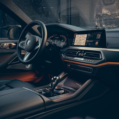 BMW X6 M50i, puesto de conducción BMW X6 M50i, puesto de conducción orientado al conductor
