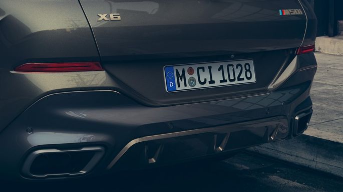 BMW X6 M50i, vista de la zaga Detalle de la zaga del BMW X6 M50i