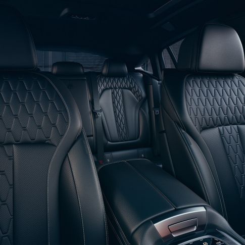 Asientos deportivos del BMW X6 M50i Diseño Interior con detalle de los asientos deportivos del BMW X6 M50i