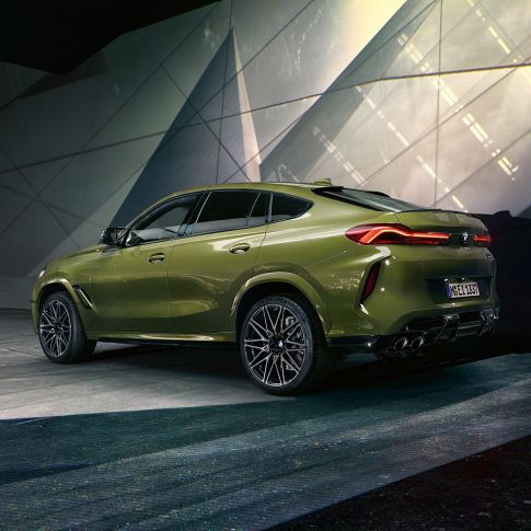 BMW X6 M Competition, vista de tres cuartos de la zaga BMW X6 M Competition con sistema de escape deportivo M F96 Pintura especial BMW Individual Urban Green SUV, vista de tres cuartos de la zaga