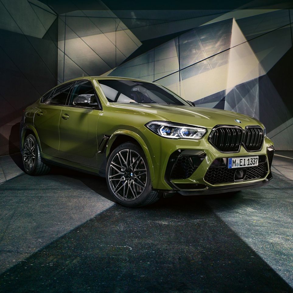Riñones de la parrilla M BMW X6 M Competition Riñones de la parrilla M BMW X6 M Competition F96 Pintura especial BMW Individual Urban Green SUV, vista de tres cuartos del frontal