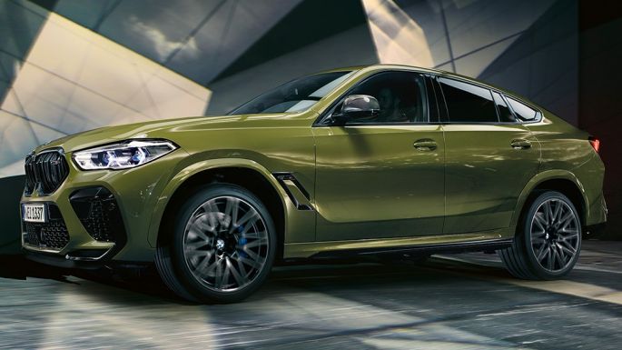 BMW X6 M Competition, vista lateral BMW X6 M Competition con llantas de aleación ligera M F96 Pintura Especial BMW Individual Urban Green, vista lateral