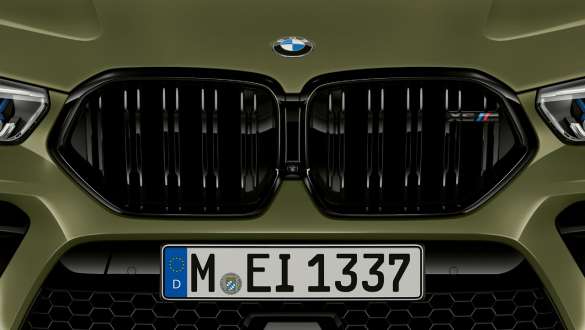Parrilla delantera M del BMW X6 M Competition F96 Branquias M BMW X6 M Competition F96 2020 SUV Pintura especial BMW Individual Urban Green exterior