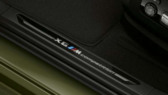 Molduras de entrada con anagrama "X6 M Competition" en el BMW X6 M Competition F96 Molduras de entrada con anagrama "X6 M Competition" BMW X6 M Competition F96 2020 SUV primer plano