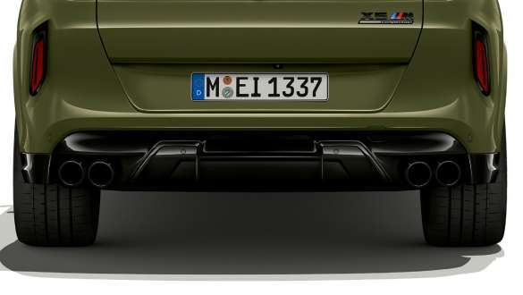 Sistema de escape M Sport del BMW X6 M Competition F96 Sistema de escape M Sport BMW X6 M Competition Pintura especial BMW Individual Urban Green F96 2020 SUV vista de la zaga
