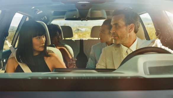 BMW X7 M con Control por gestos BMW BMW X7 M, hombre y mujer sentados en el deportivo; la mujer está utilizando el control por gestos