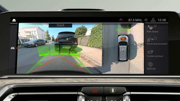 BMW X7 M con Parking Assistant Plus BMW X7 M, Parking Assistant Plus: Detalle del panel del conductor, G07
