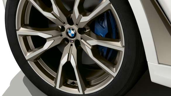 BMW X7 M con frenos deportivos M BMW X7 M con frenos deportivos M, G07, detalle de la llanta de aleación ligera