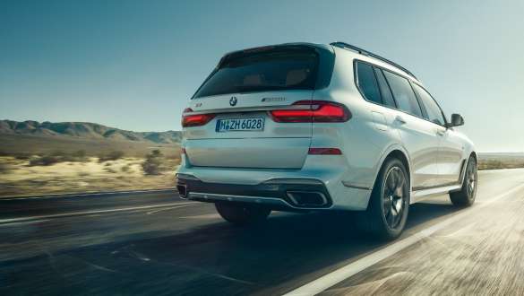 BMW X7 M con Executive Drive Pro BMW X7 M con sistema de control de la suspensión Executive Drive Pro, G07, vista de tres cuartos de la zaga