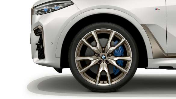 BMW X7 M con llantas de aleación ligera M BMW X7 M con llantas de aleación ligera M con radios en V estilo 755 M, G07, detalle de la llanta