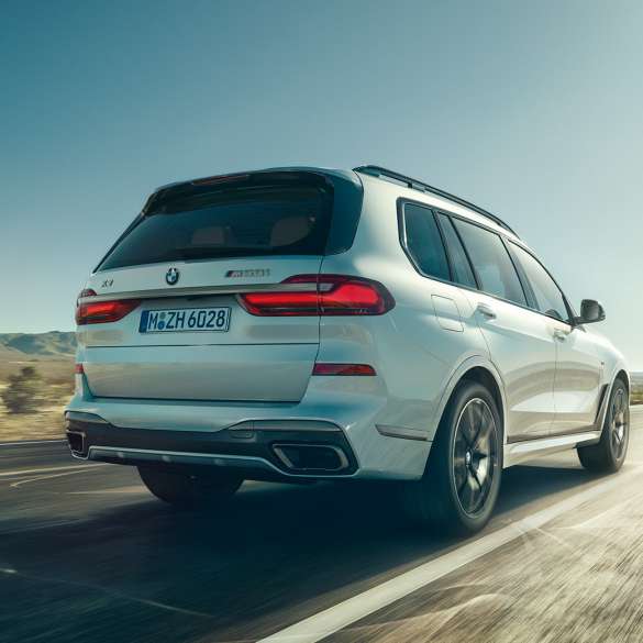 BMW X7 M50i SUV G07, vista de tres cuartos de la zaga BMW X7 M50i SUV en Mineralweiss, vista de tres cuartos de la zaga, G07, 2019