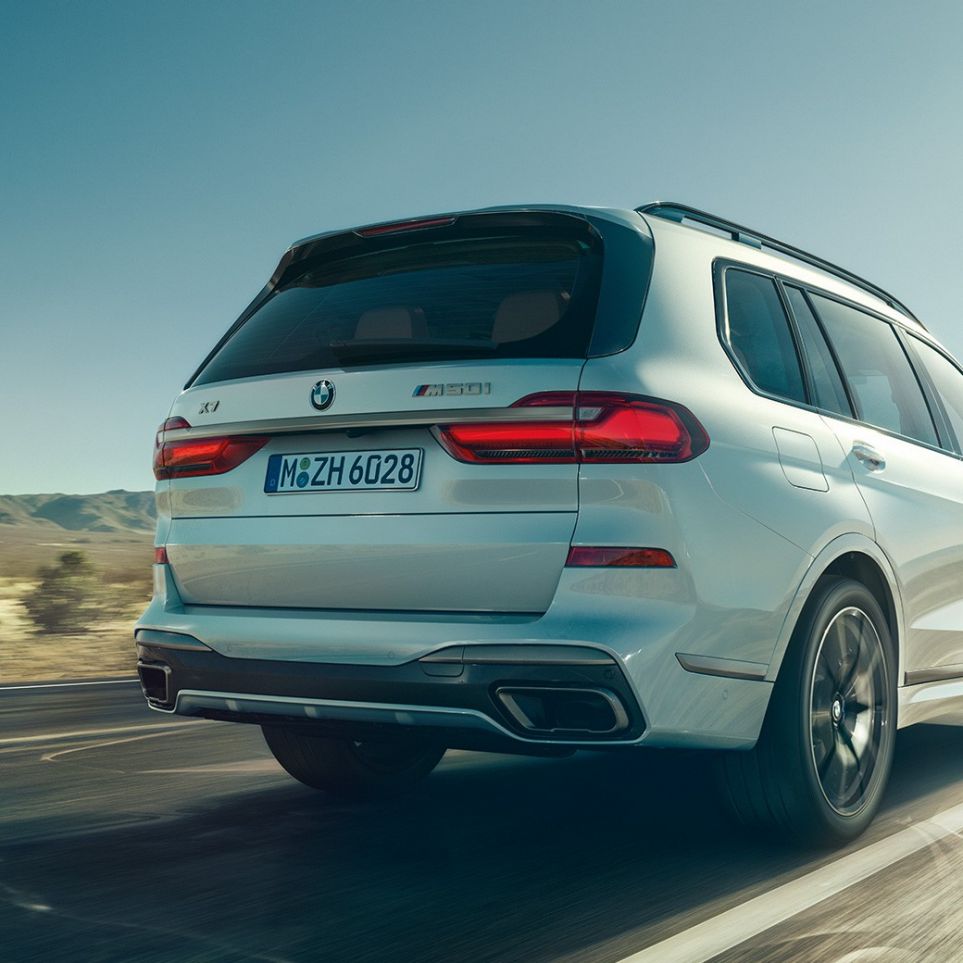 BMW X7 M50i SUV G07, vista trasera BMW X7 M50i SUV en Mineralweiss, en marcha, vista de tres cuartos de la zaga, G07, 2019