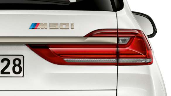 BMW X7 M50i G07 2019 distintivo del modelo en la zaga BMW X7 M50i G07 2019 distintivo del modelo en la zaga