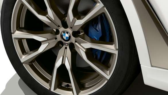 BMW X7 M con frenos M Sport G07 2019 BMW X7 M con frenos M Sport G07 2019 zoom en llanta de aleación ligera