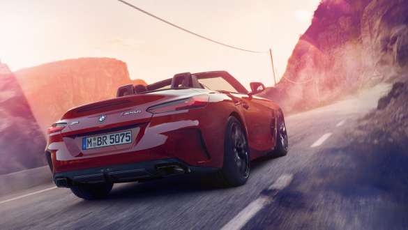 BMW Z4 Roadster (G29) dirección deportiva variable Conductor BMW Z4 Roadster (G29) desde atrás, en las montañas