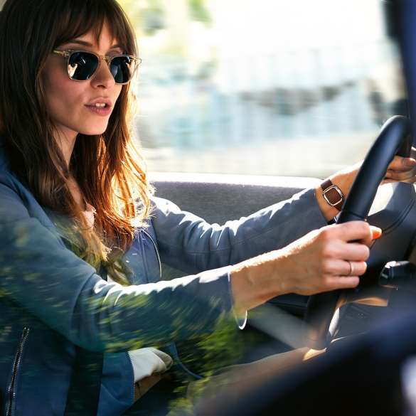 Una mujer utiliza Amazon Alexa al volante de su BMW. Una mujer utiliza Amazon Alexa al volante de su BMW.