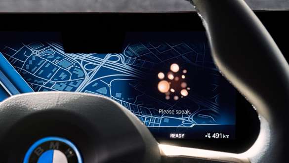 Pantalla Display de información Diálogo de voz con esferas de luz Pantalla display de información OS8 Diálogo de voz con esferas de luz BMW Software Update