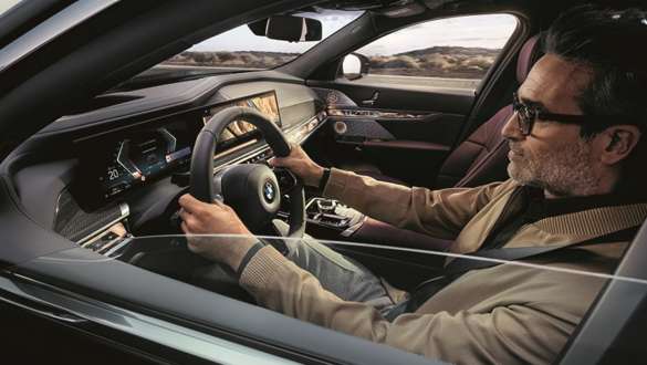Hombre en un BMW con las manos en el volante Hombre conduciendo un BMW con las manos en el volante