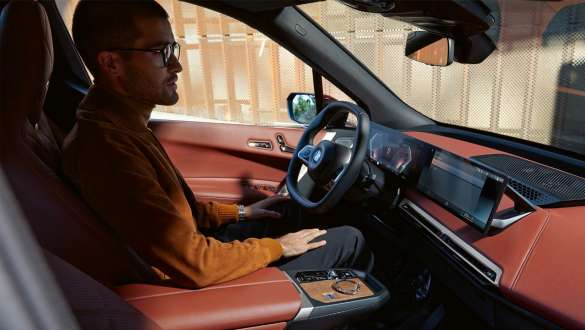 Hombre en el BMW Vista desde el lado del acompañante Hombre en el BMW en el asiento del conductor Vista desde el lado del acompañante