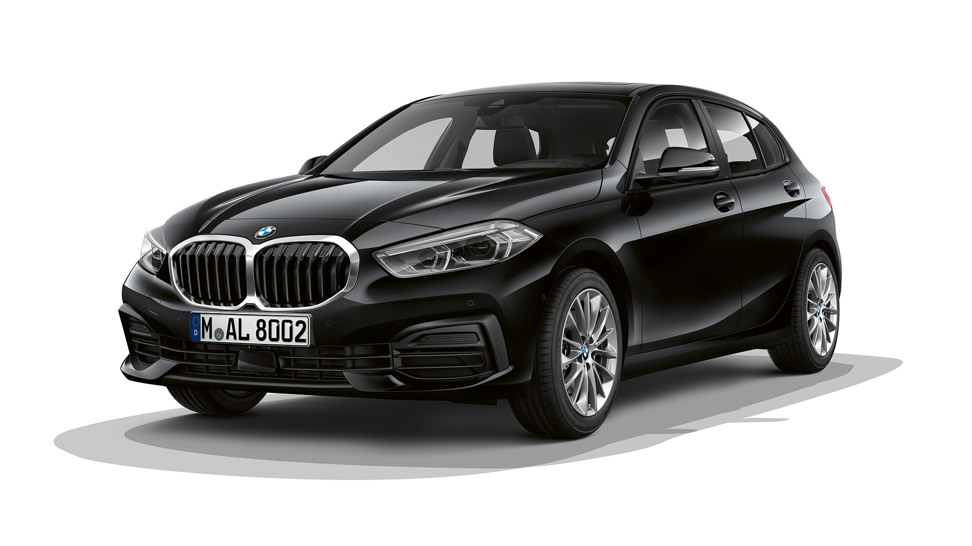 BMW Serie 1 2019 con el acabado Advantage, tres cuartos del frontal BMW Serie 1 2019 con el acabado Advantage en Schwarz, imagen de estudio de tres cuartos del frontal.