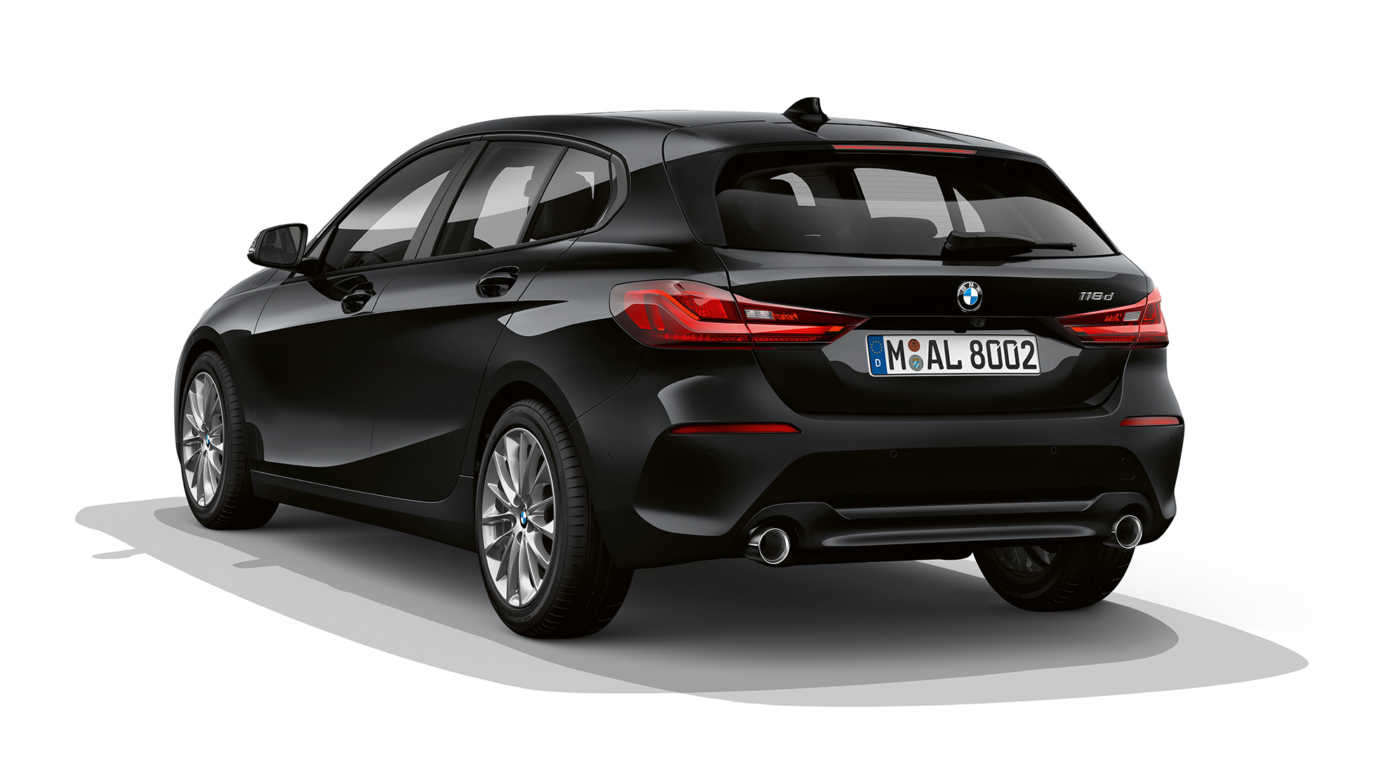 BMW Serie 1 2019 con el acabado Advantage, tres cuartos del frontal BMW Serie 1 2019 con el acabado Advantage en Schwarz, imagen de estudio de tres cuartos de la zaga.