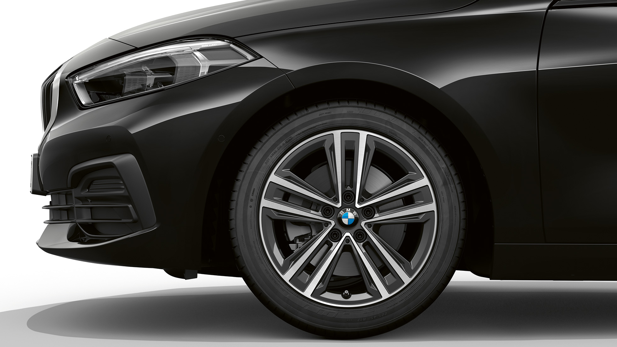 Llantas de aleación ligera de 16 pulgadas con radios dobles en estrella estilo 517 BMW Serie 1 2019 con el acabado Advantage en Schwarz, vista lateral del frontal con llantas de aleación ligera de 16 pulgadas y radios en estrella estilo 517.
