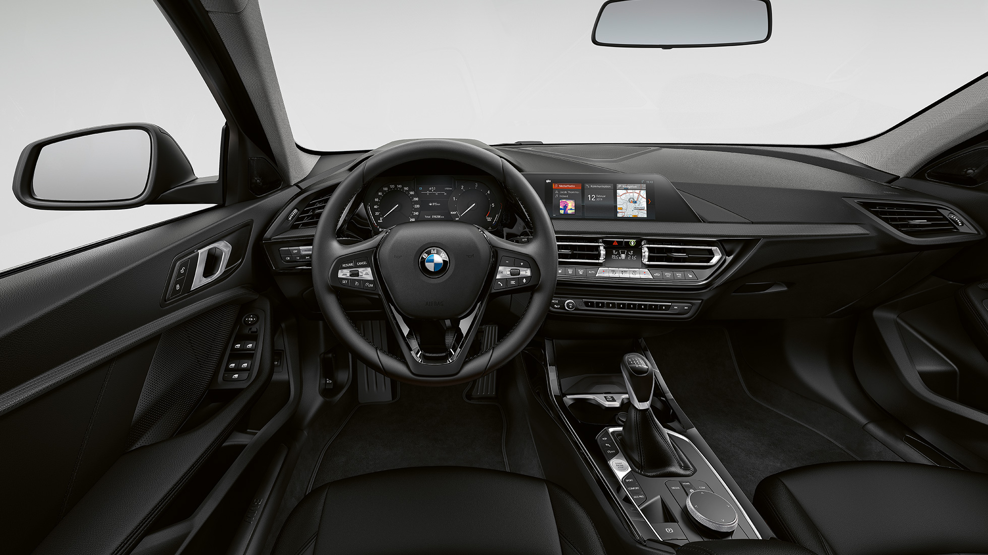 Volante de cuero BMW Serie 1 2019 con el acabado Advantage, puesto de conducción con volante de cuero.