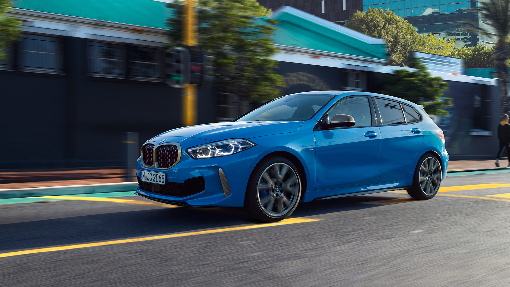 BMW Serie 1, imagen de tres cuartos del lateral Diseño exterior del BMW Serie 1 2019 en color Misano Blau