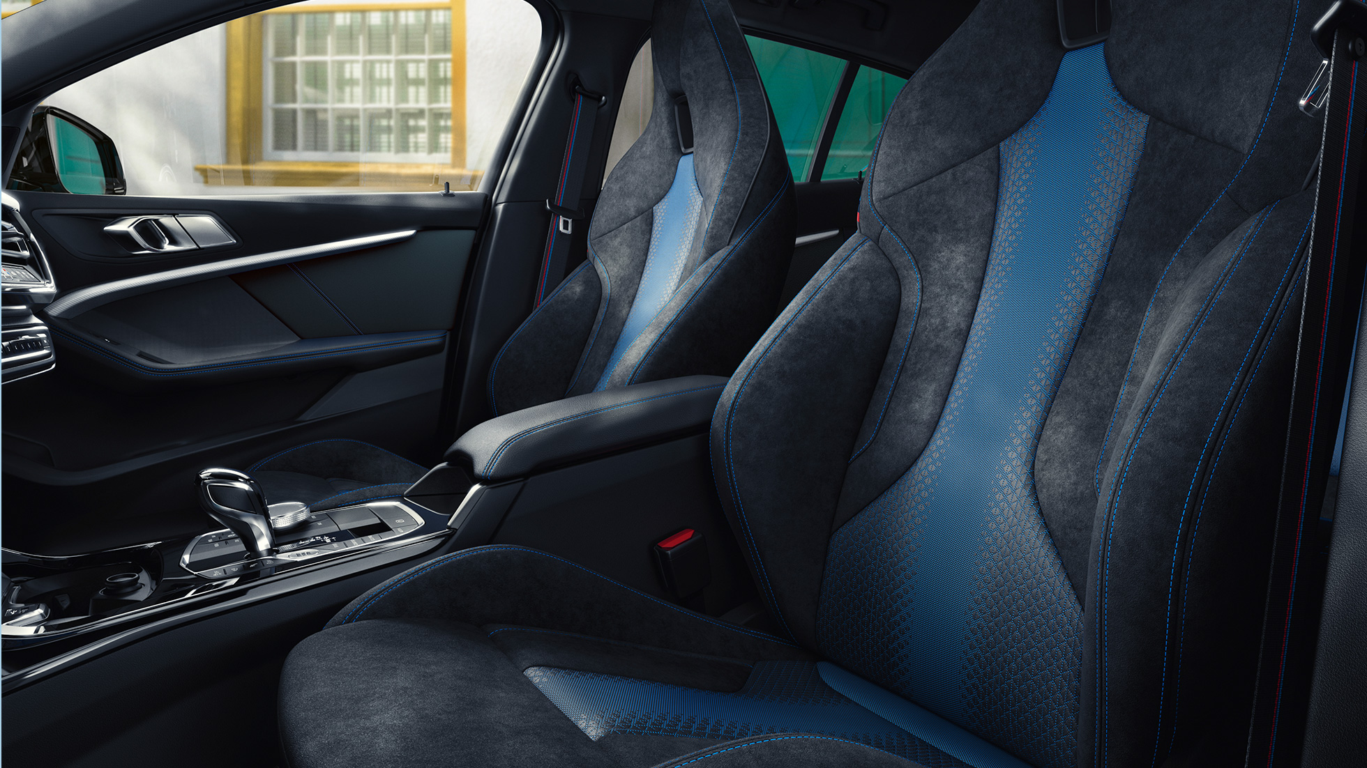Asientos deportivos M Asientos deportivos M con formas ergonómicas del BMW Serie 1 2019, costura de contraste y reposacabezas integrados.