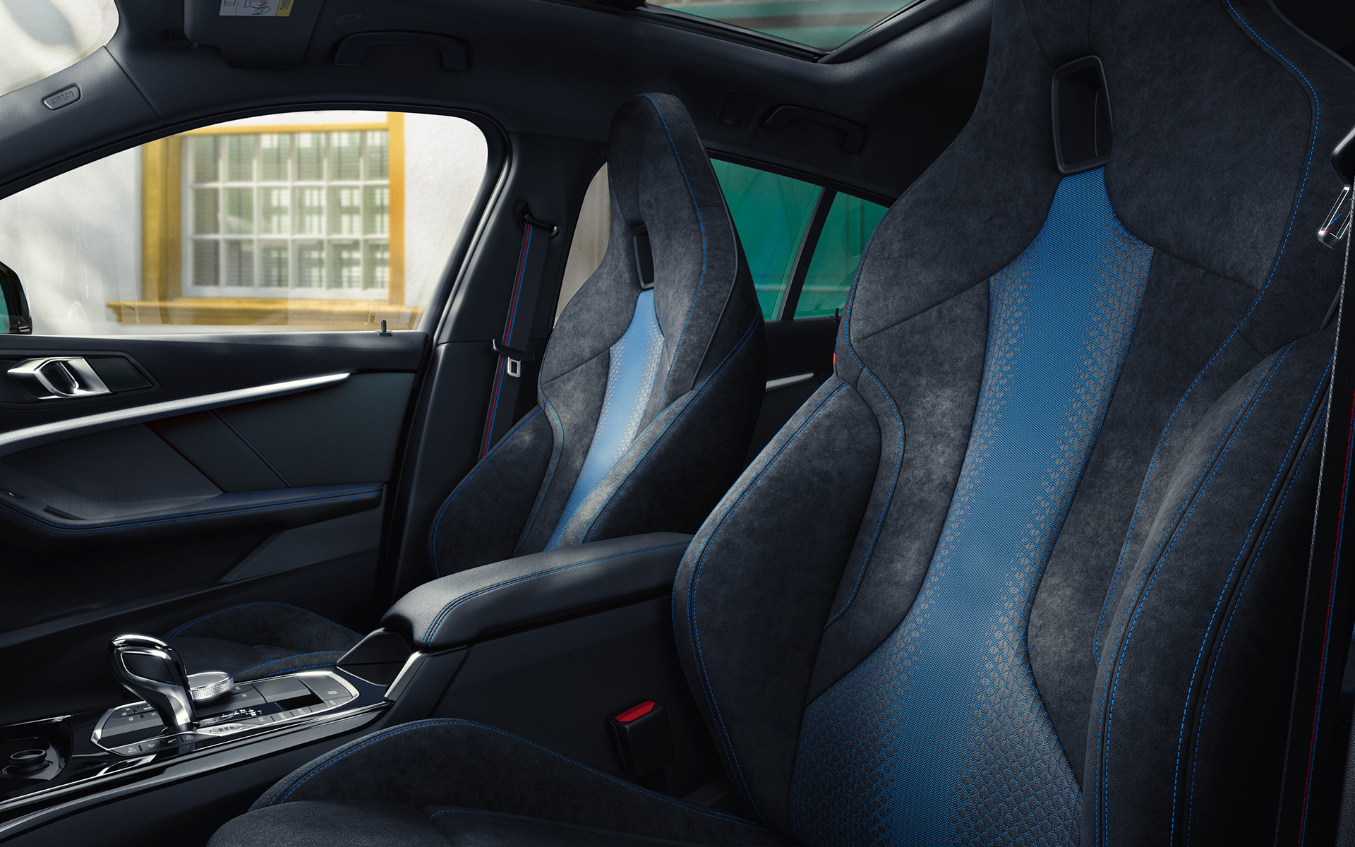 Asientos M Sport del BMW Serie 1 F40 Asientos M Sport ergonómicos en el BMW Serie 1 F40 con costura de contraste Blue y reposacabezas integrados