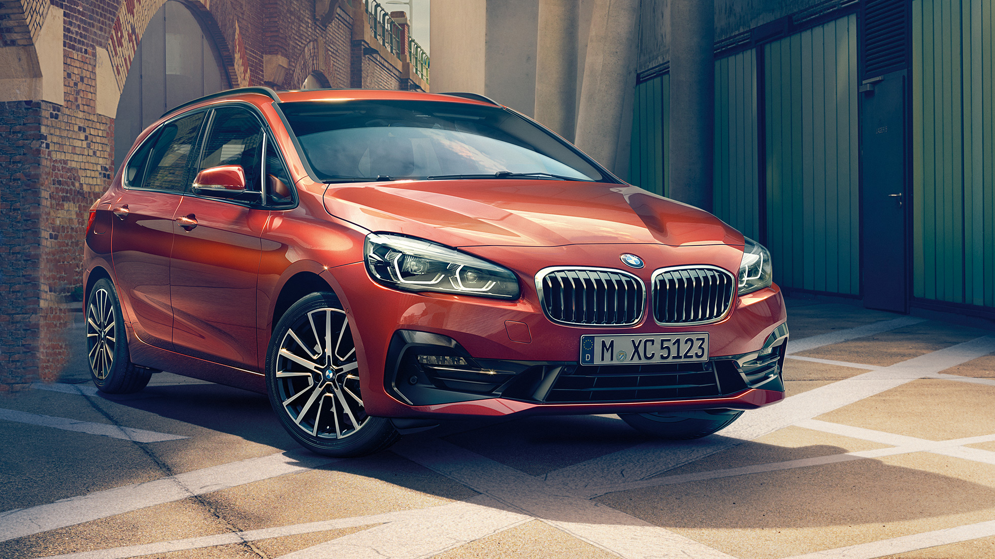 Exterior BMW Serie 2 Active Tourer BMW Serie 2 Active Tourer F45 Renovación 2018 Sunset Orange metalizado, vista de tres cuartos del frontal, aparcado en un callejón