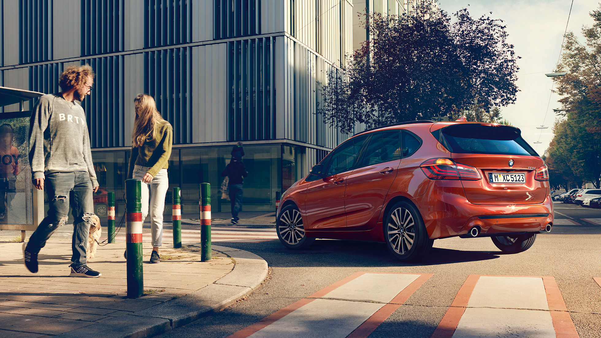 Dinamismo de conducción BMW Serie 2 Active Tourer Dinamismo de conducción BMW Serie 2 Active Tourer 220i F45 2018 Sunset Orange metalizado, vista de tres cuartos de la zaga