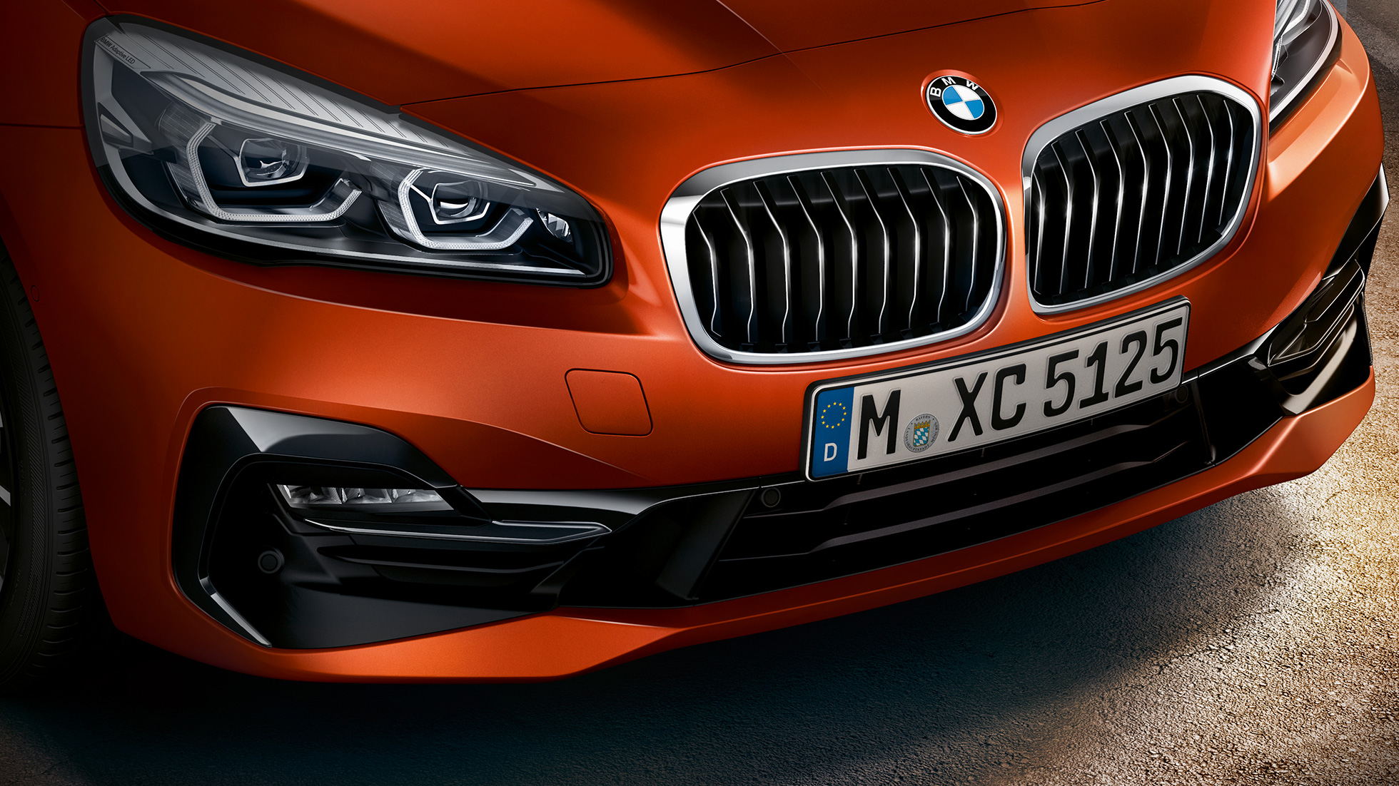 Parrilla doble BMW Serie 2 Active Tourer Parrilla doble BMW Serie 2 Active Tourer F45 Renovación 2018 Sunset Orange metalizado, primer plano del frontal