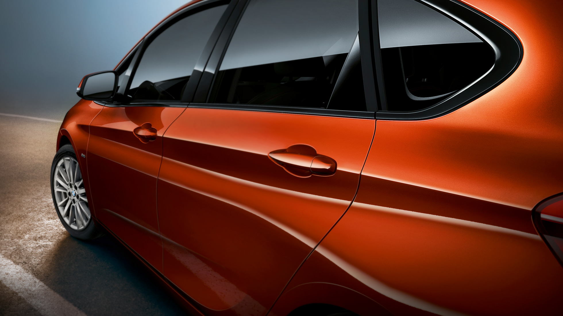 Primer plano del lateral BMW Serie 2 Active Tourer BMW Serie 2 Active Tourer F45 Renovación 2018 Sunset Orange metalizado, primer plano del lateral