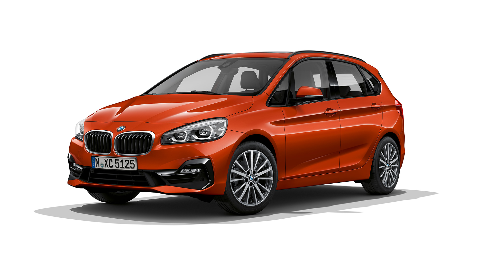 Vista de tres cuartos del frontal BMW Serie 2 Active Tourer Acabado Sport BMW Serie 2 Active Tourer Acabado Sport 220i F45 2018 Sunset Orange metalizado, vista de tres cuartos del frontal