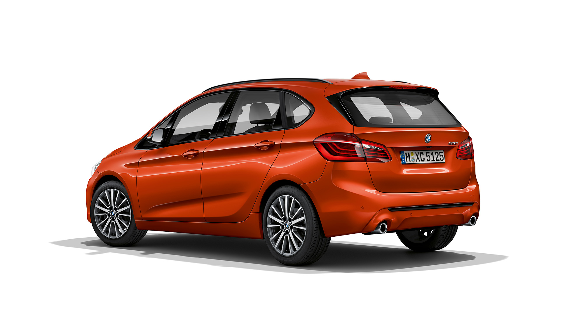 Vista de tres cuartos de la zaga BMW Serie 2 Active Tourer Acabado Sport BMW Serie 2 Active Tourer Acabado Sport 220i F45 2018 Sunset Orange metalizado, vista de tres cuartos de la zaga
