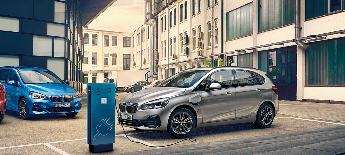 BMW 225xe Active Tourer Híbrido Enchufable BMW 225xe Active Tourer Híbrido Enchufable F45 2018 parado en el punto de carga