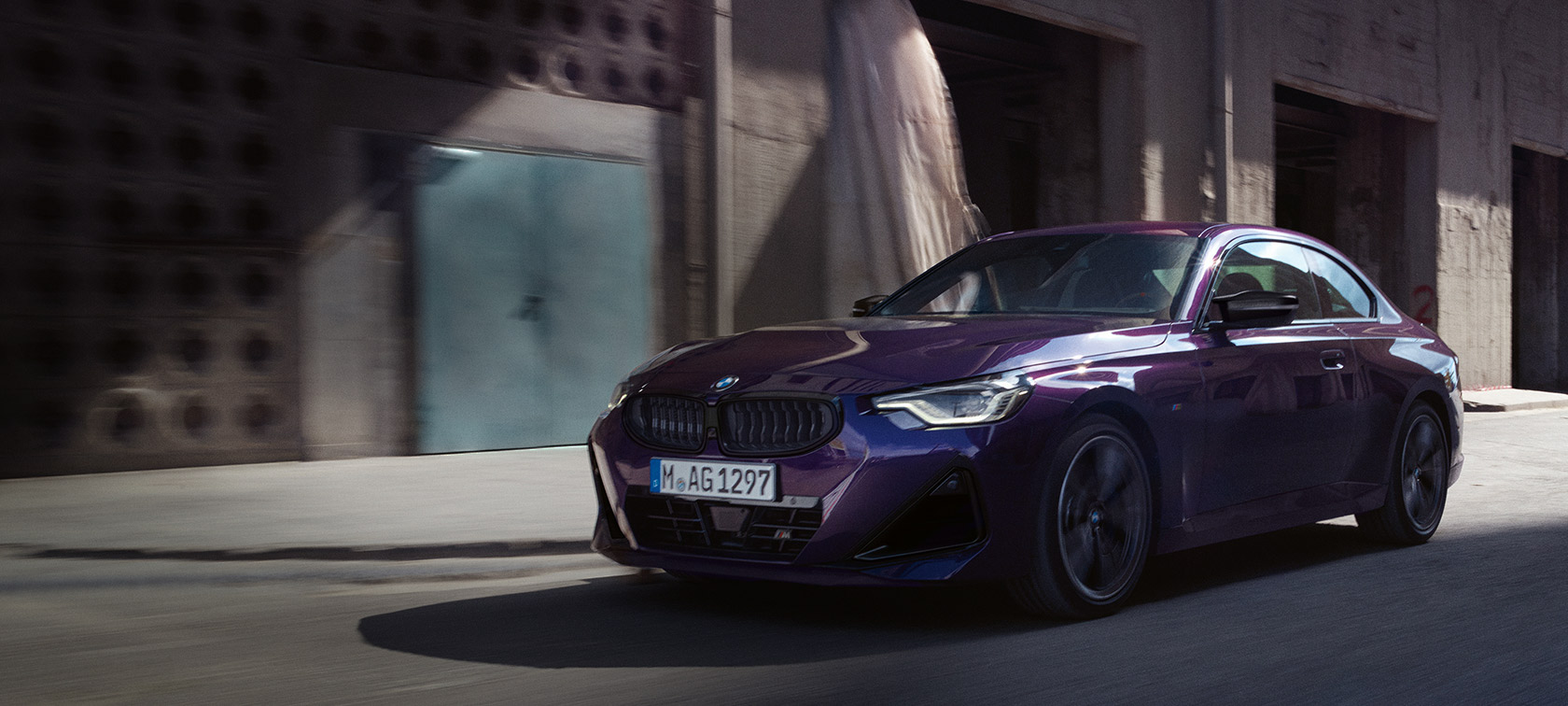 BMW Serie 2 Coup&eacute; G42 2021 Thundernight metalizado Vista de tres cuartos del frontal, en marcha
