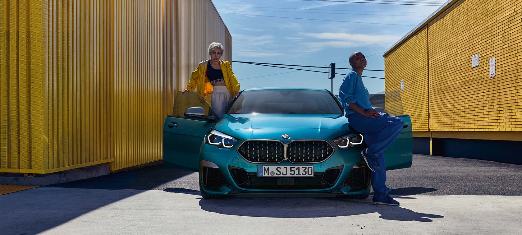 Nuevo BMW Serie 2 Gran Coupé, vista del frontal con puertas delanteras abiertas Nuevo BMW Serie 2 Gran Coupé Snapper Rocks Blau metalizado F44, vista del frontal con puertas delanteras abiertas