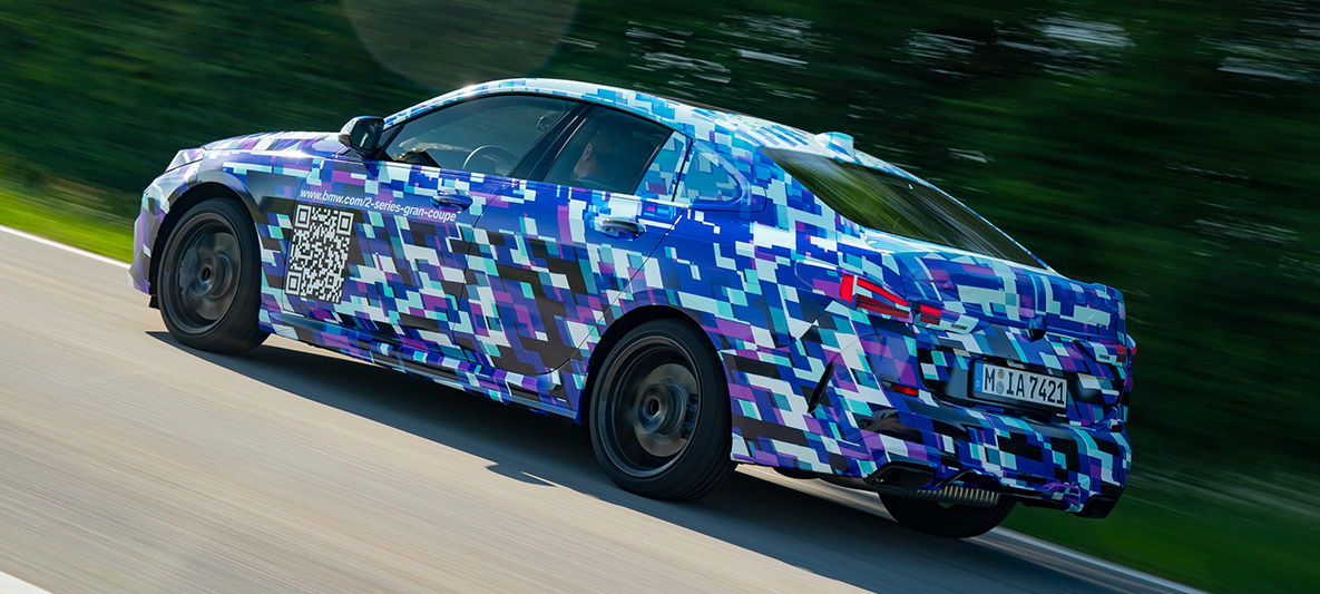Dinamismo de conducción del BMW Serie 2 Gran Coupé BMW M235i xDrive 2020: vista de tres cuartos del lateral del prototipo camuflado